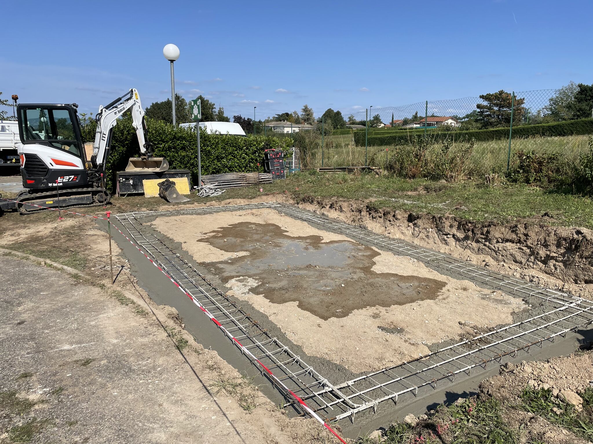 Terrassement, longrines périphériques, dallage, réseaux EP et remodelage du terrain environnant - GTGC