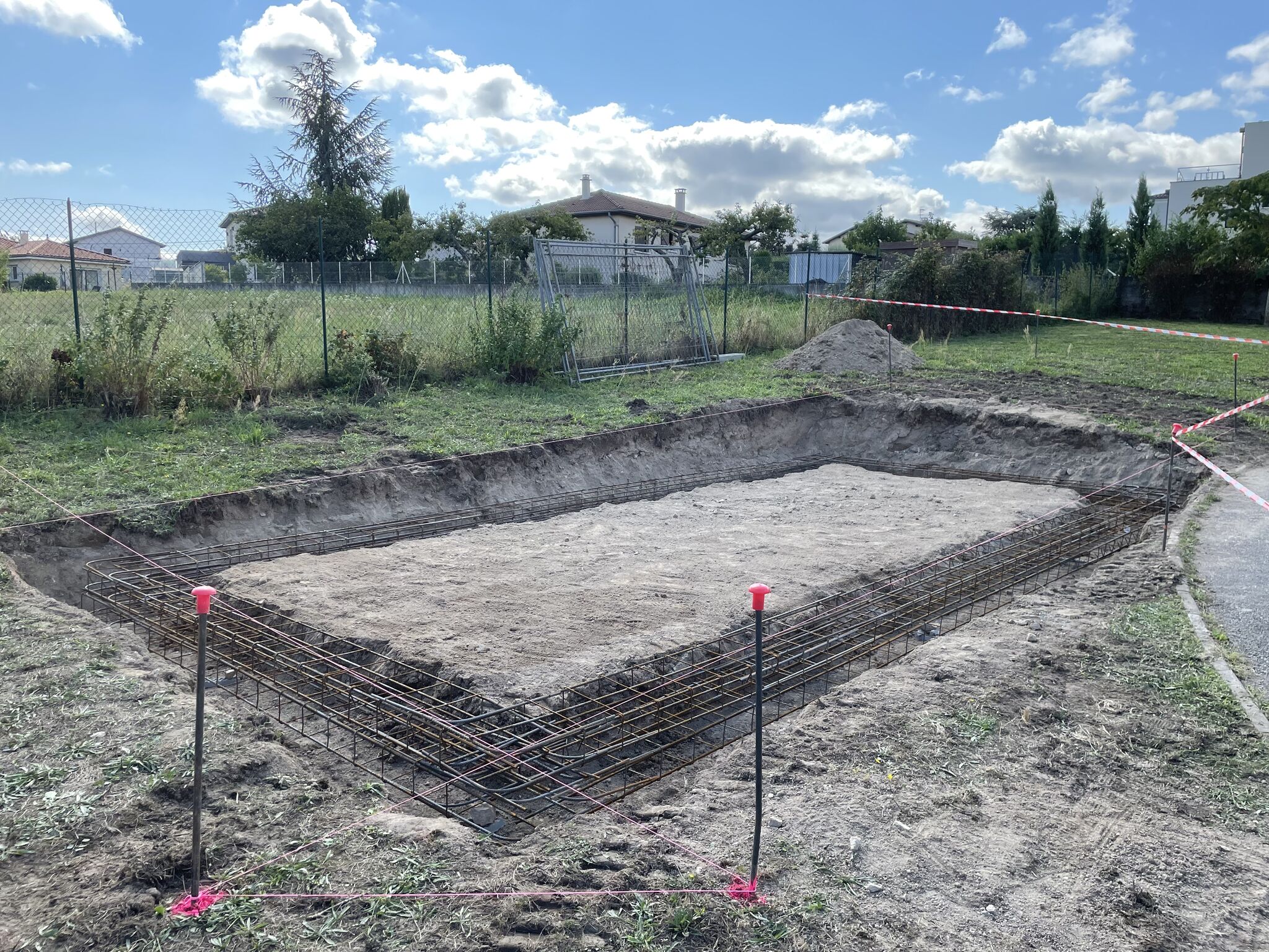 Terrassement, longrines périphériques, dallage, réseaux EP et remodelage du terrain environnant - GTGC