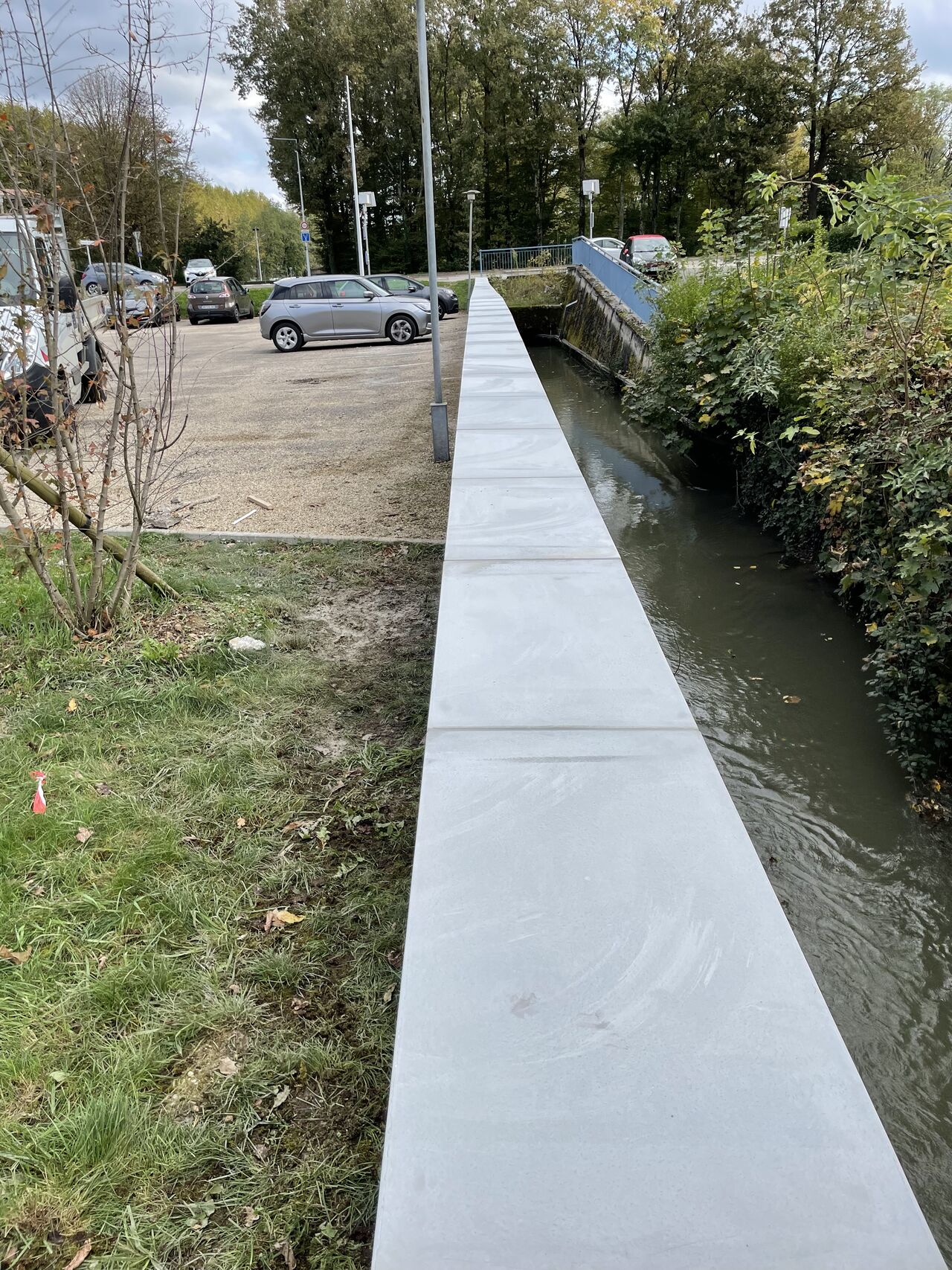 Pose de couvertines sur un muret longeant la Reyssouse à Bourg en Bresse pour le compte de CITYA-2-gtgc