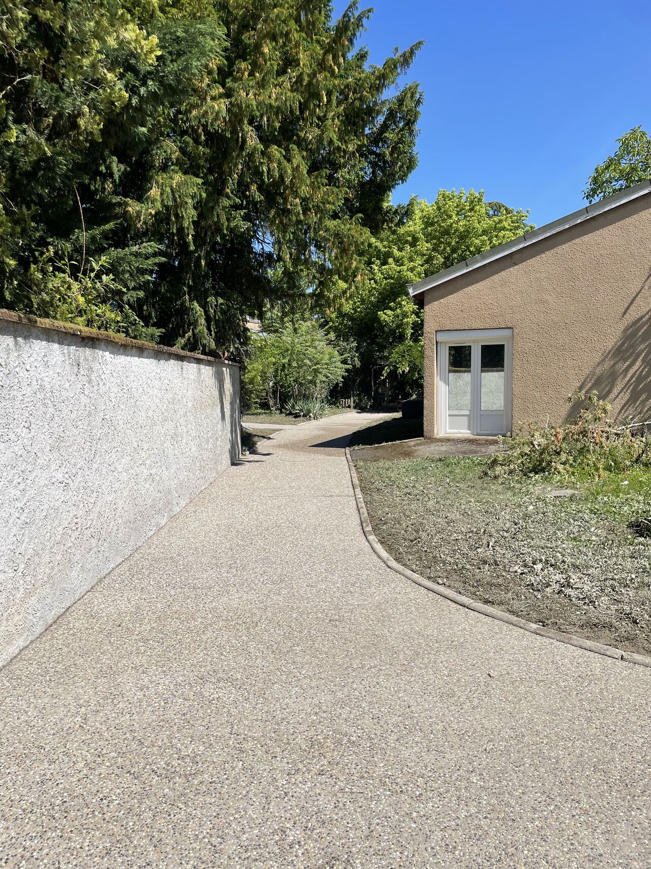 Réalisation de 280 m2 de béton désactivé drainant pour des terrasses et de 250 m2 de béton désactivé pour des cheminements à Lyon - 1