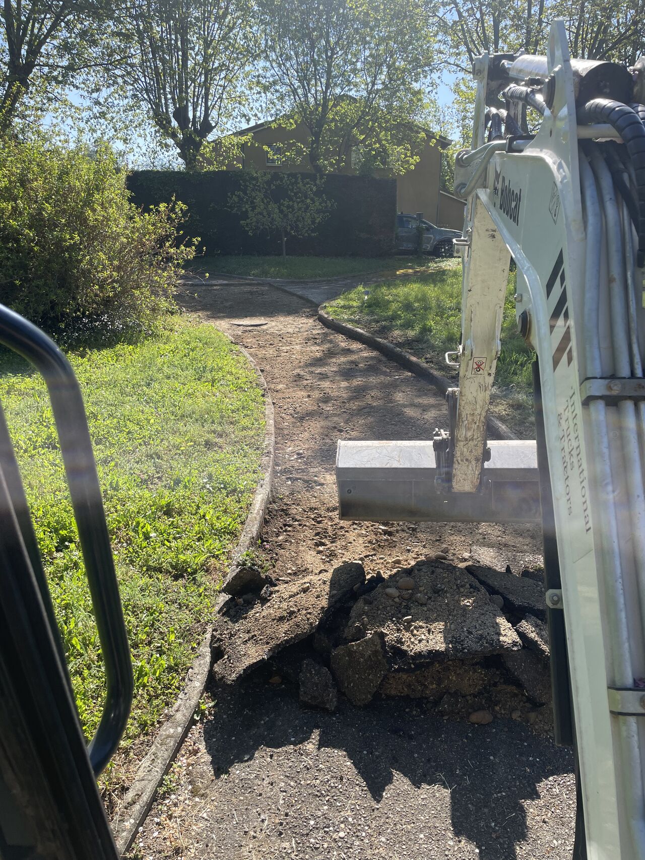 Réalisation de 280 m2 de béton désactivé drainant pour des terrasses et de 250 m2 de béton désactivé pour des cheminements à Lyon - 2