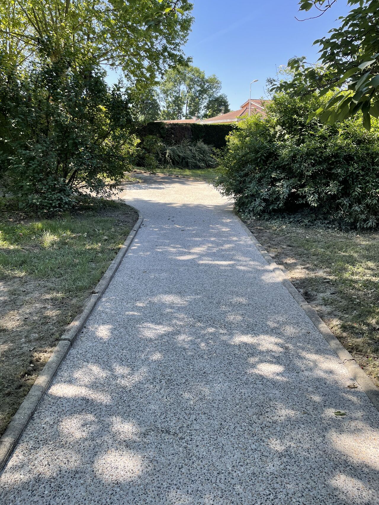 Réalisation de 280 m2 de béton désactivé drainant pour des terrasses et de 250 m2 de béton désactivé pour des cheminements à Lyon - 3
