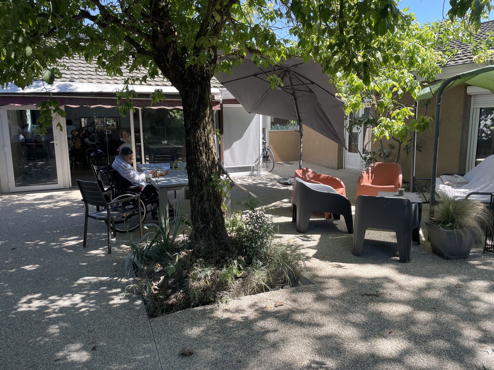 Réalisation de 280 m2 de béton désactivé drainant pour des terrasses et de 250 m2 de béton désactivé pour des cheminements à Lyon - 4