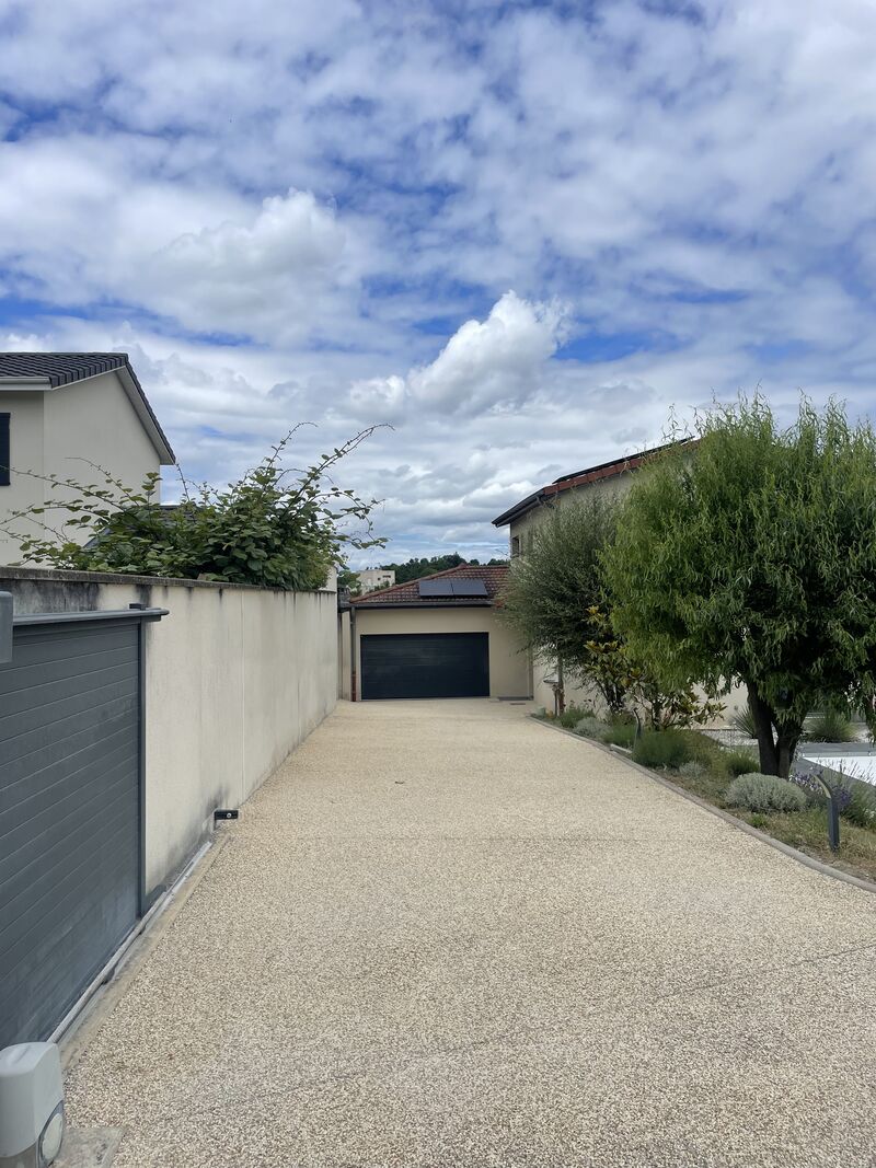 Réalisation de l’aménagement d’une cour de 180 m2 en béton désactivé drainant sur la commune de Fontaines Saône.-1