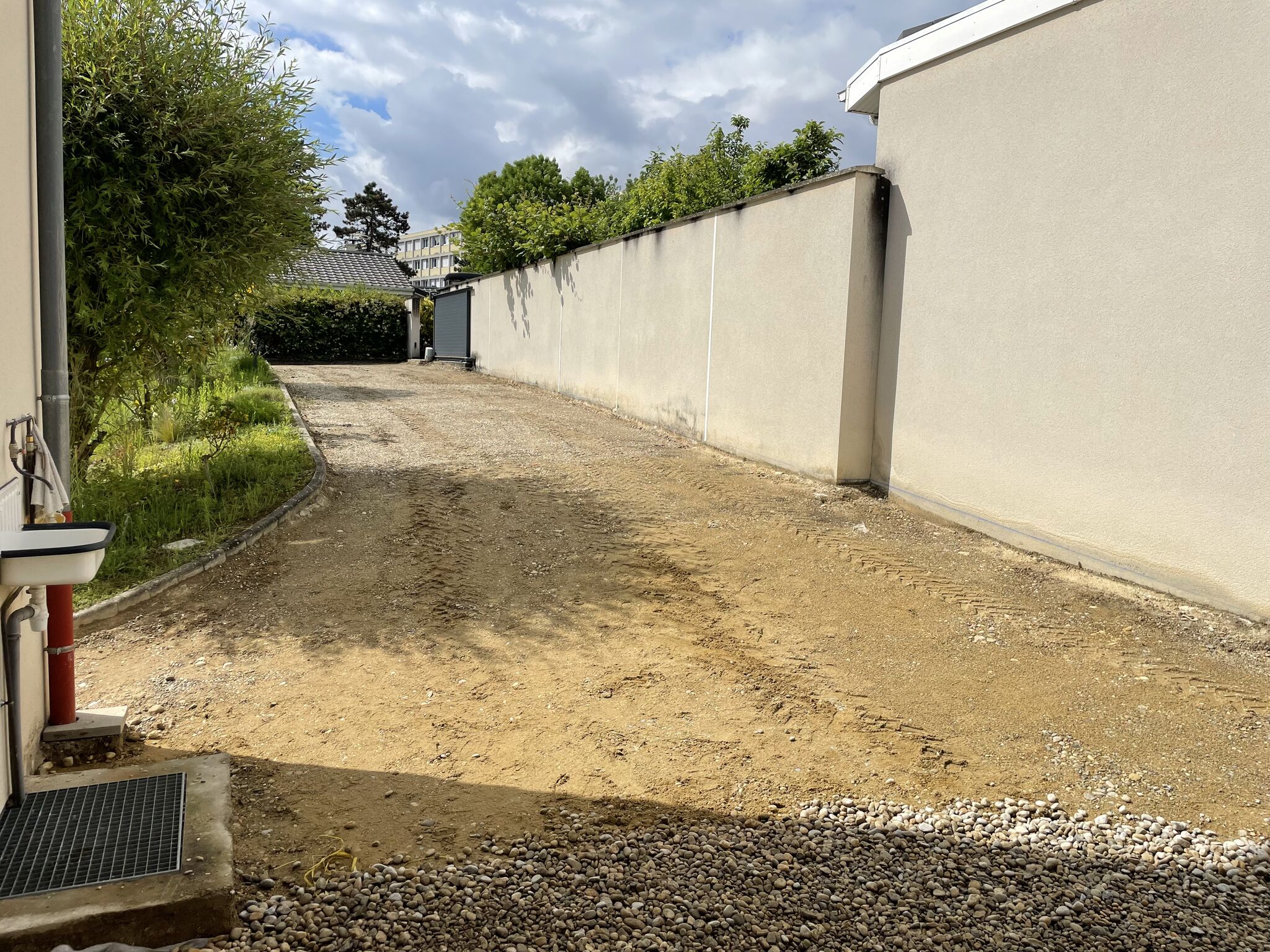 Réalisation de l’aménagement d’une cour de 180 m2 en béton désactivé drainant sur la commune de Fontaines Saône.-2
