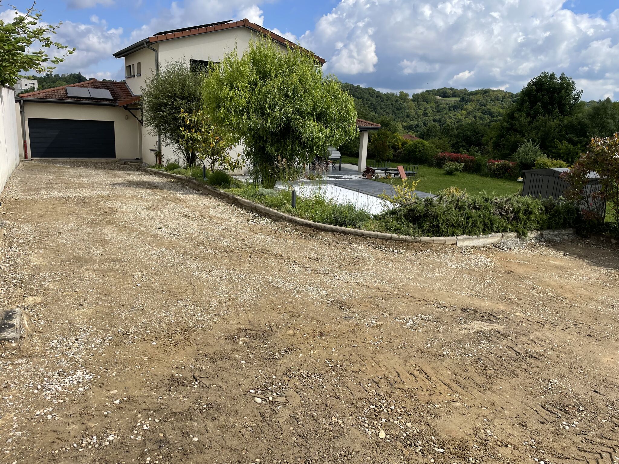 Réalisation de l’aménagement d’une cour de 180 m2 en béton désactivé drainant sur la commune de Fontaines Saône.-3