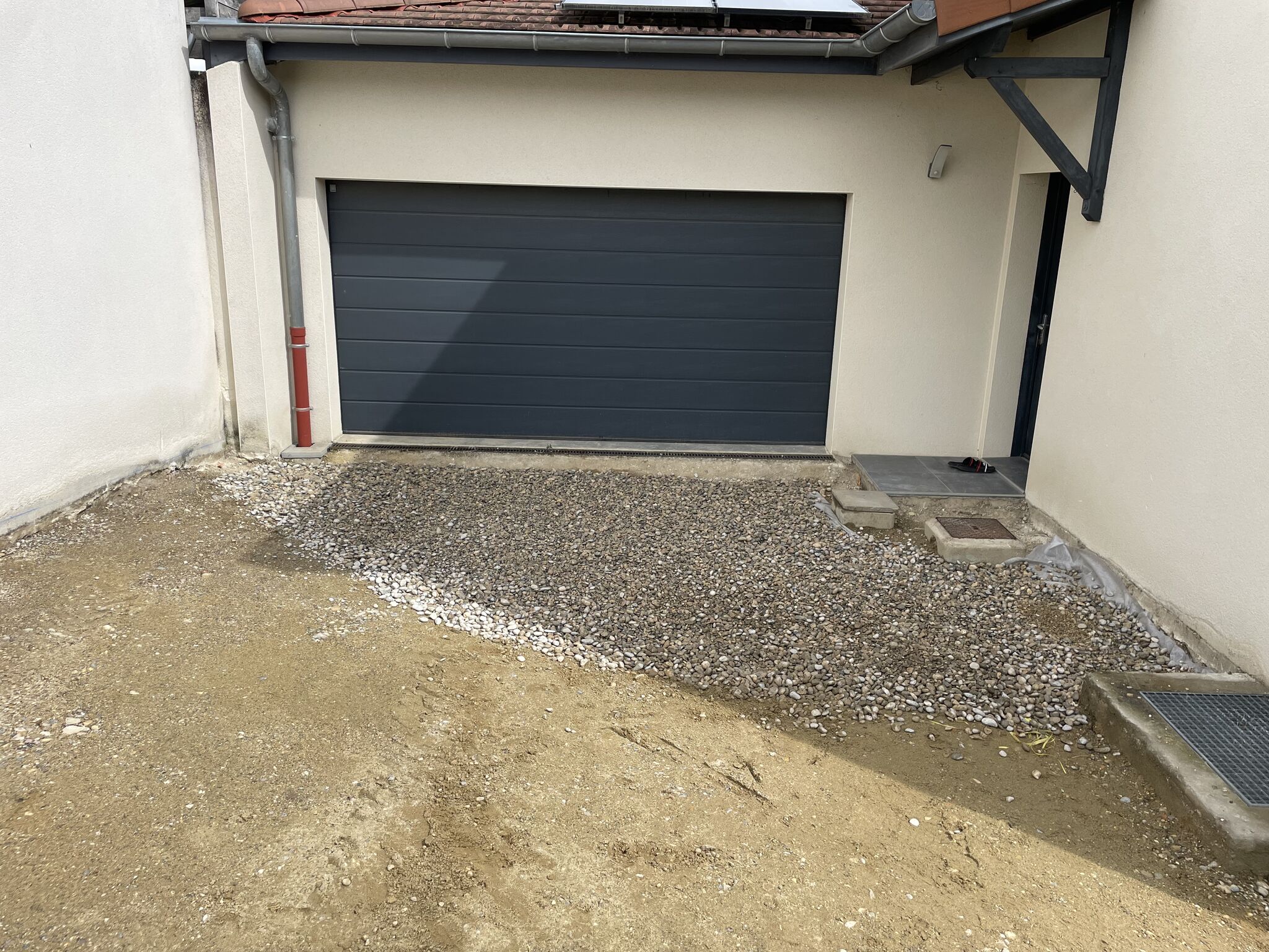 Réalisation de l’aménagement d’une cour de 180 m2 en béton désactivé drainant sur la commune de Fontaines Saône.-4
