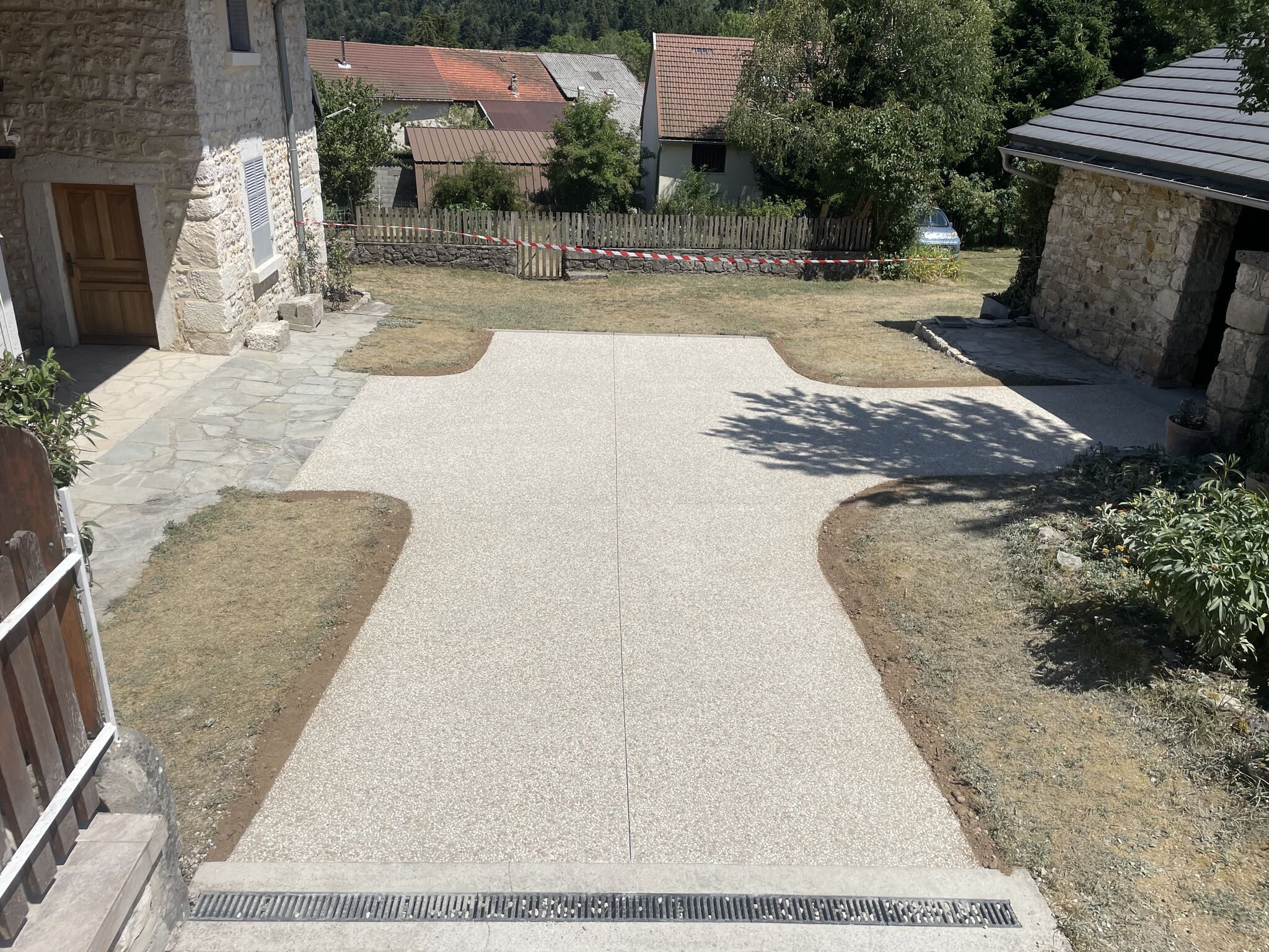 Réalisation de l’aménagement d’une entrée en béton désactivé au Plateau d’Hauteville-2