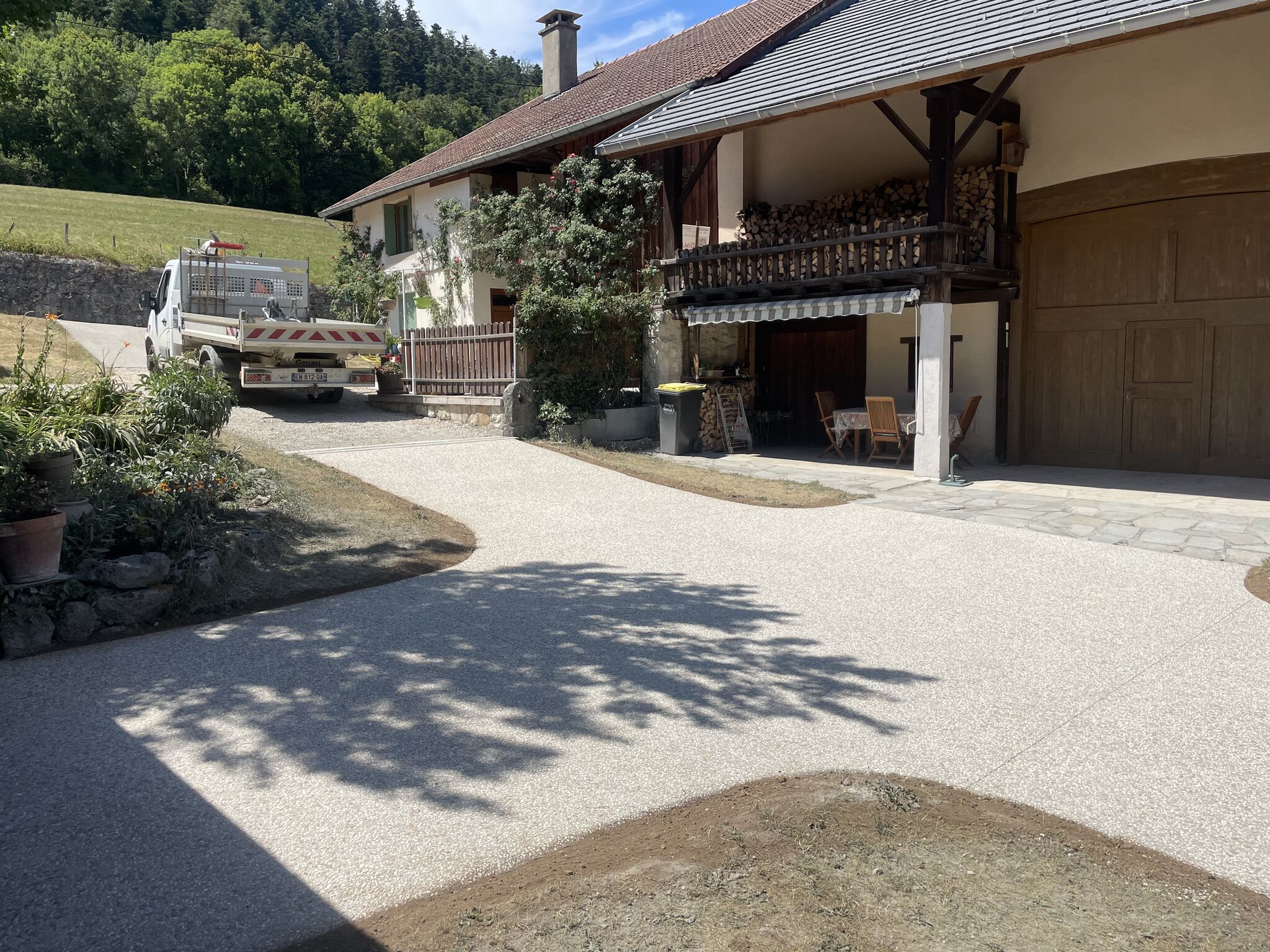 Réalisation de l’aménagement d’une entrée en béton désactivé au Plateau d’Hauteville-3