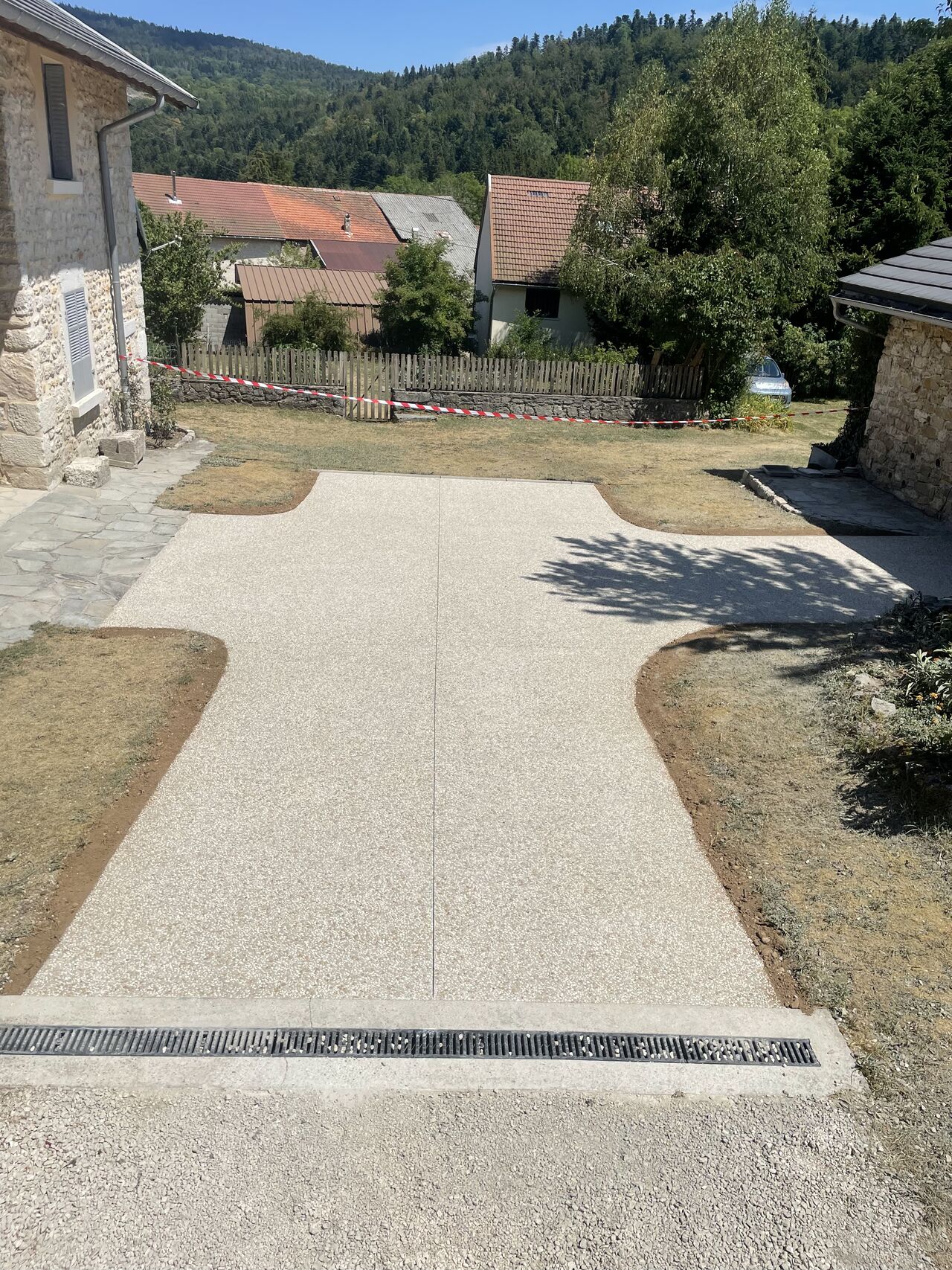 Réalisation de l’aménagement d’une entrée en béton désactivé au Plateau d’Hauteville-4