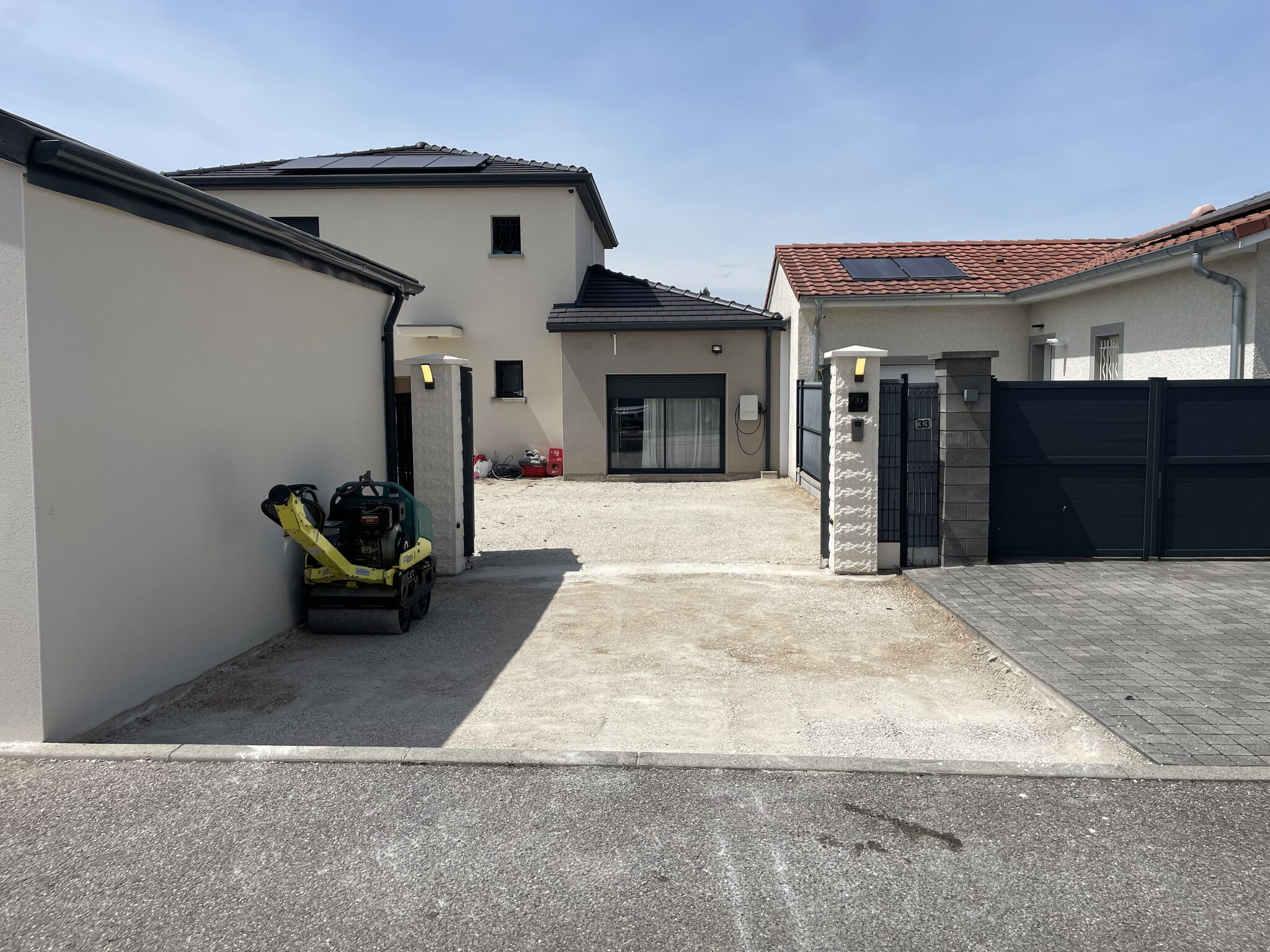 Réalisation de l’aménagement d’une entrée et d’un chemin périphérique pour un total de 115m2 en béton désactivé drainant sur la commune de Blyes.-1