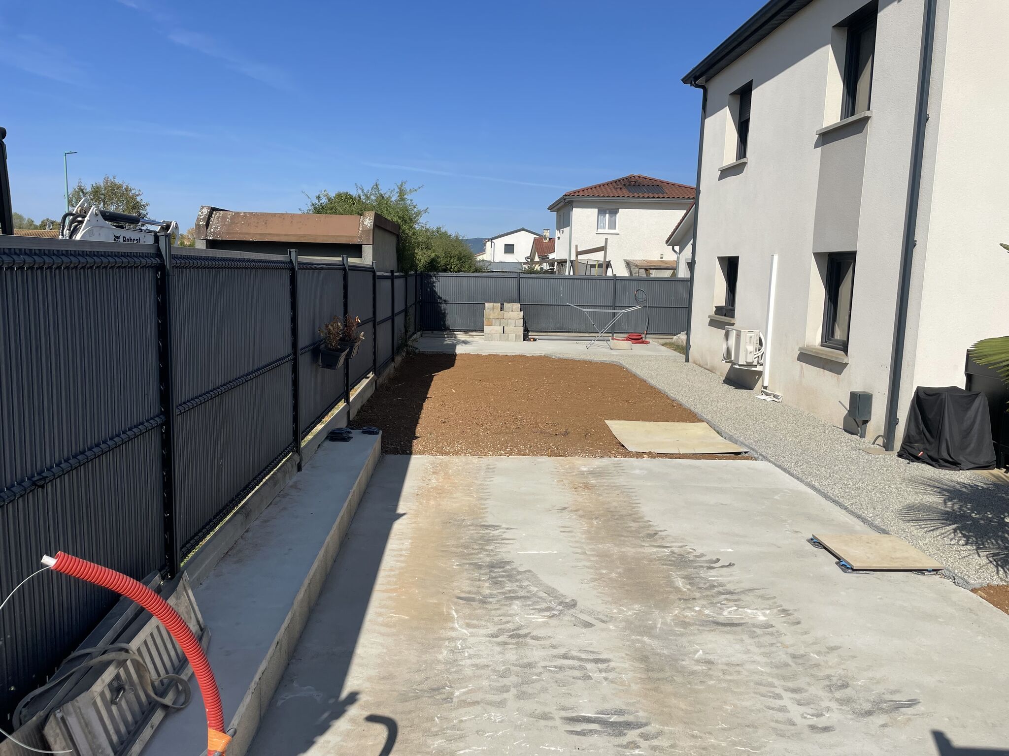 Réalisation de l’aménagement d’une entrée et d’un chemin périphérique pour un total de 115m2 en béton désactivé drainant sur la commune de Blyes.-2
