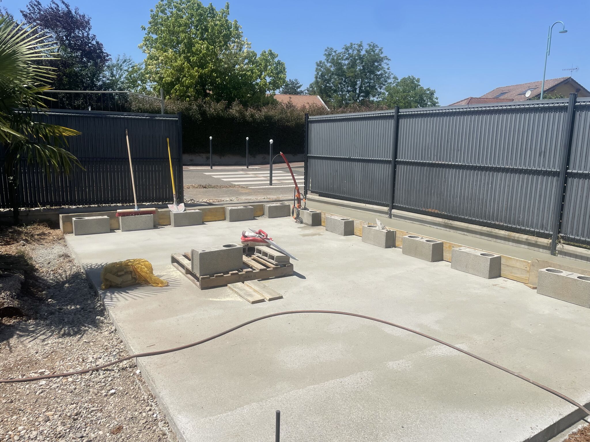 Réalisation de l’aménagement d’une entrée et d’un chemin périphérique pour un total de 115m2 en béton désactivé drainant sur la commune de Blyes.-3