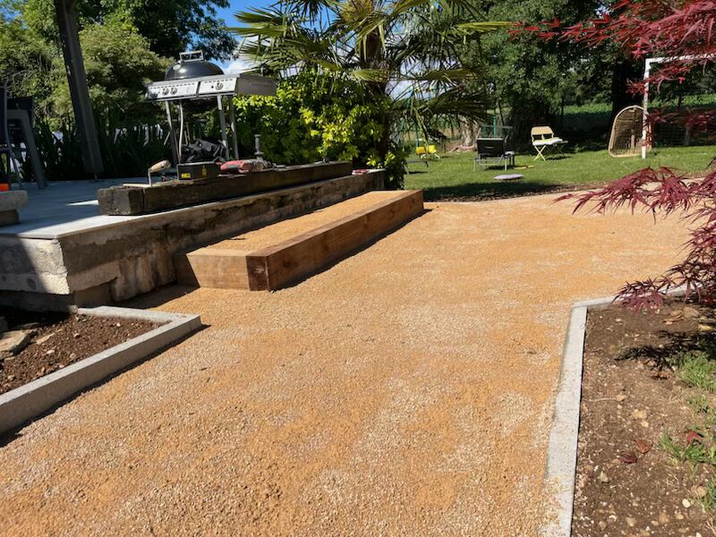 Réalisation de l’aménagement d’une villa en béton désactivé (105m2) et cheminements en SC 04 Sault-Brenaz dans le jardin.-1