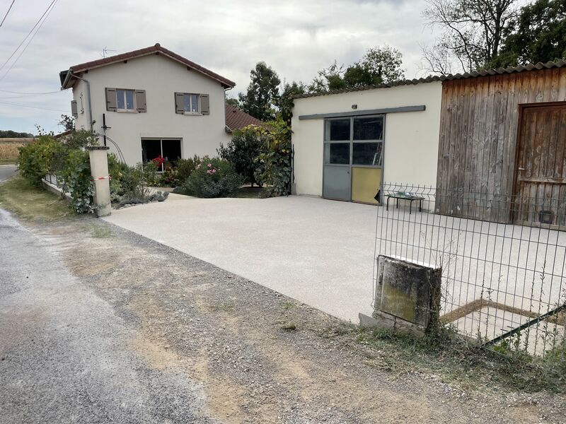 Réalisation de l’aménagement d’une villa en béton désactivé (105m2) et cheminements en SC 04 Sault-Brenaz dans le jardin.-2